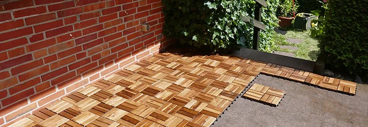 Verlegung von Holzfliesen auf Terrasse